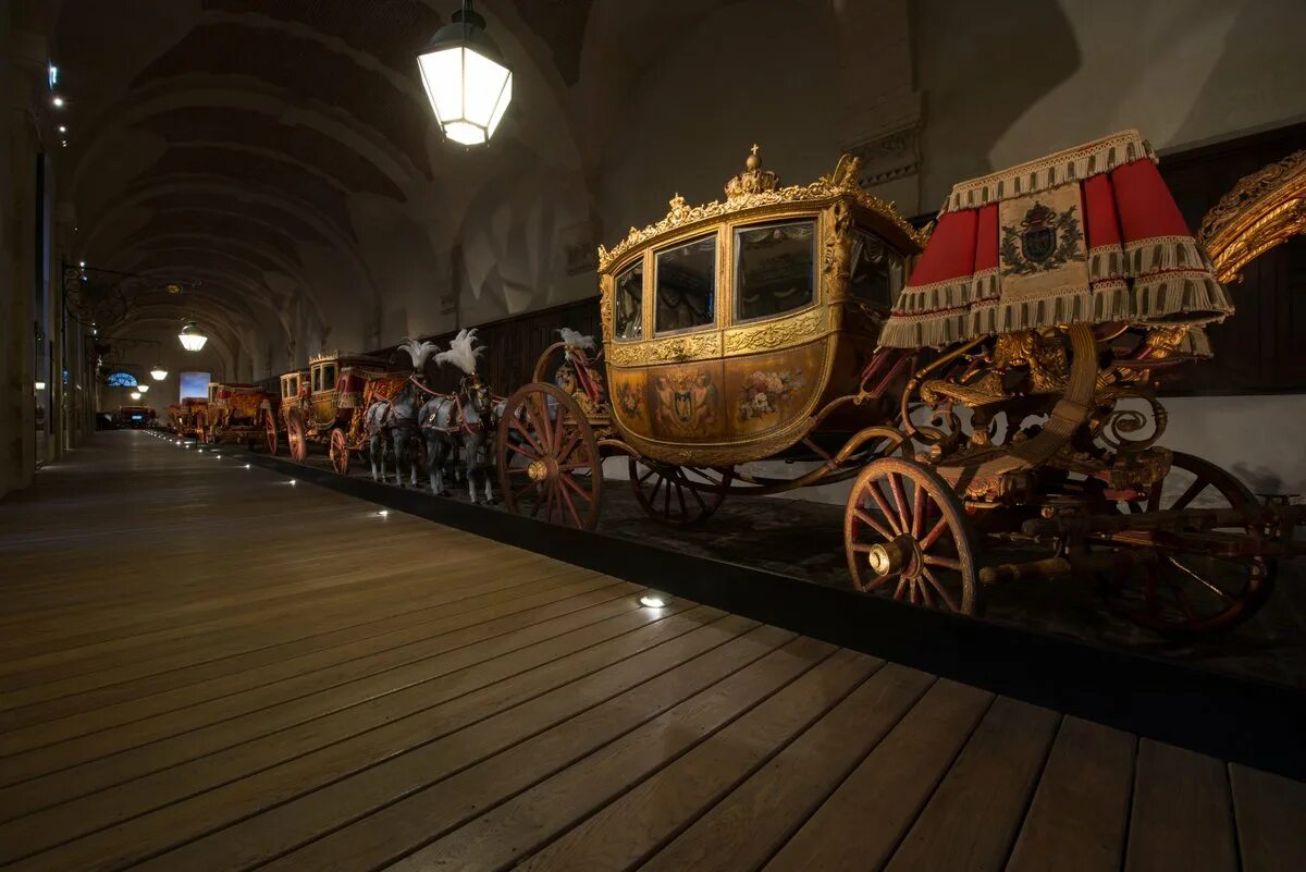 Карета ждет. Сказочная карета с фонарями. Гатчинский дворец карета. Карета ждет. Карета 19 века россия кучер.