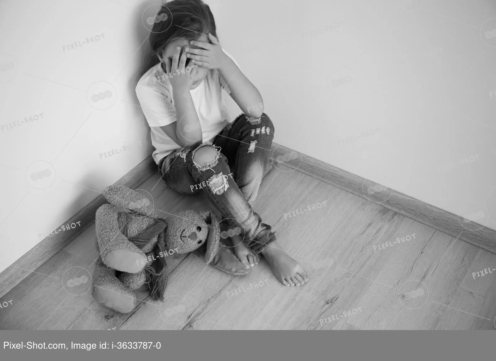 Сидит девчонка в углу с краю песня. Девочка сидит в углу. девушка в углу. девушка сидит в углу. ребенок в углу.