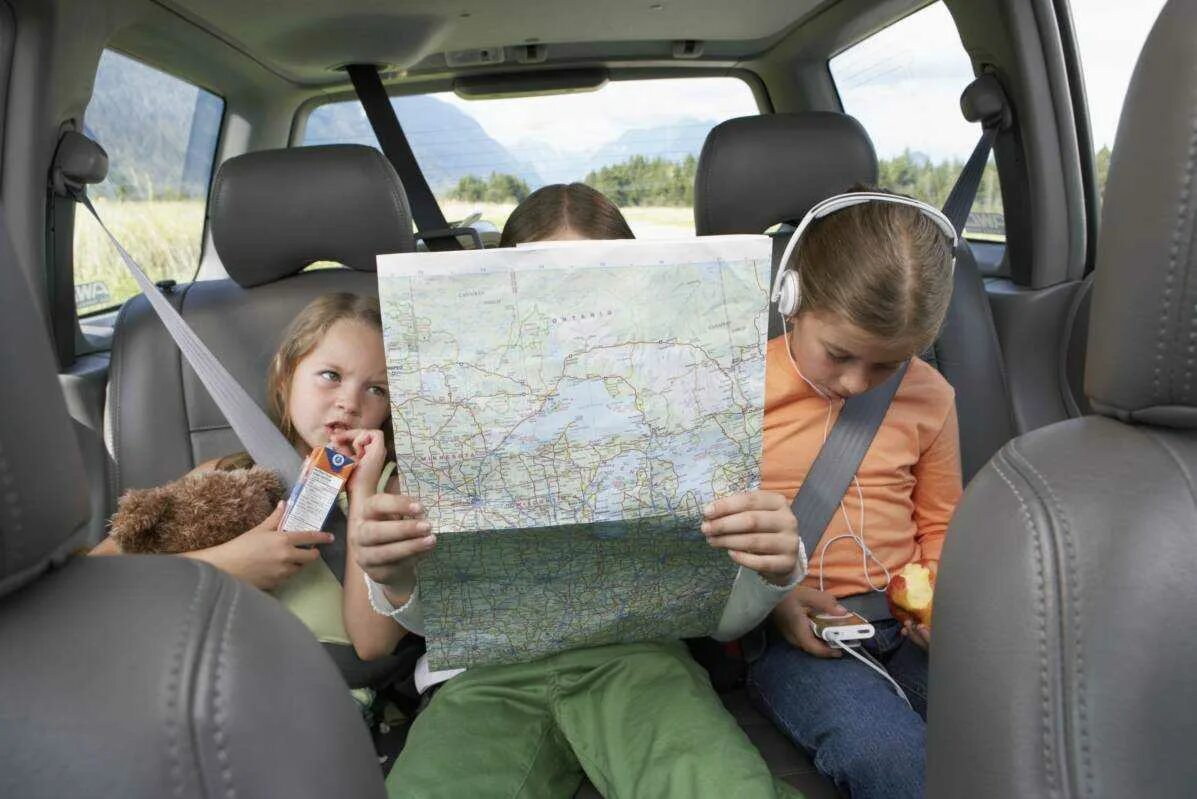 Путешествие на машине. Путешествие с детьми. Машина для путешествий семьей. Дети путешествуют. Играть долгая дорога