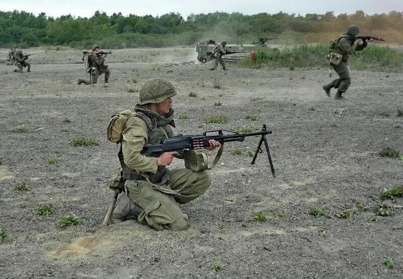 Взвод погрузился на. Пехотные войска. Мотострелки учение. Пехота в наступлении. Мотострелковые войска в бою.