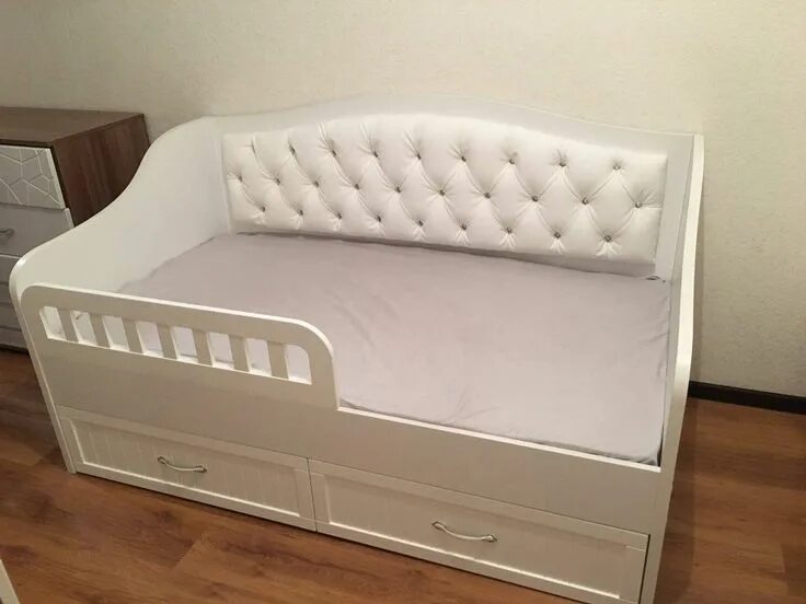 Мягкая кровать-диван junior jnr-1900. Детская кровать с мягкой спинкой и бортиком. Детские кровати с мягкой спинкой и бортиком. Кровать для девочки с мягким изголовьем и бортиками. Детская кровать с мягкой спинкой.