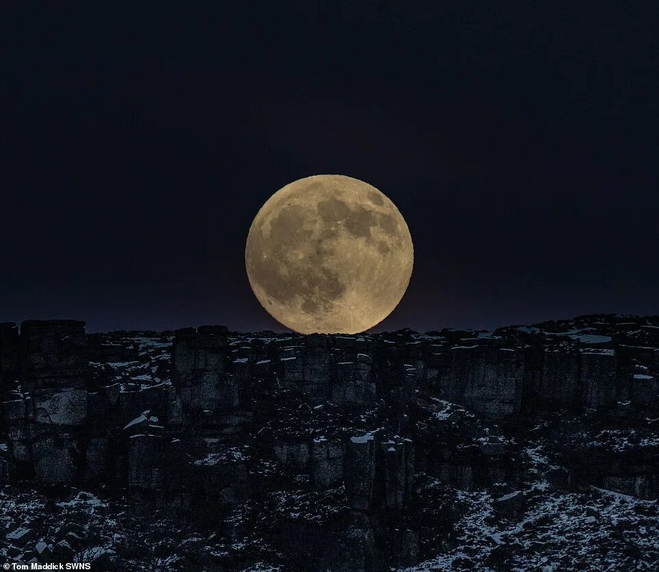 Полная луна. Огромная луна. Вчера было полнолуние. Гигантская луна. Полнолуние.