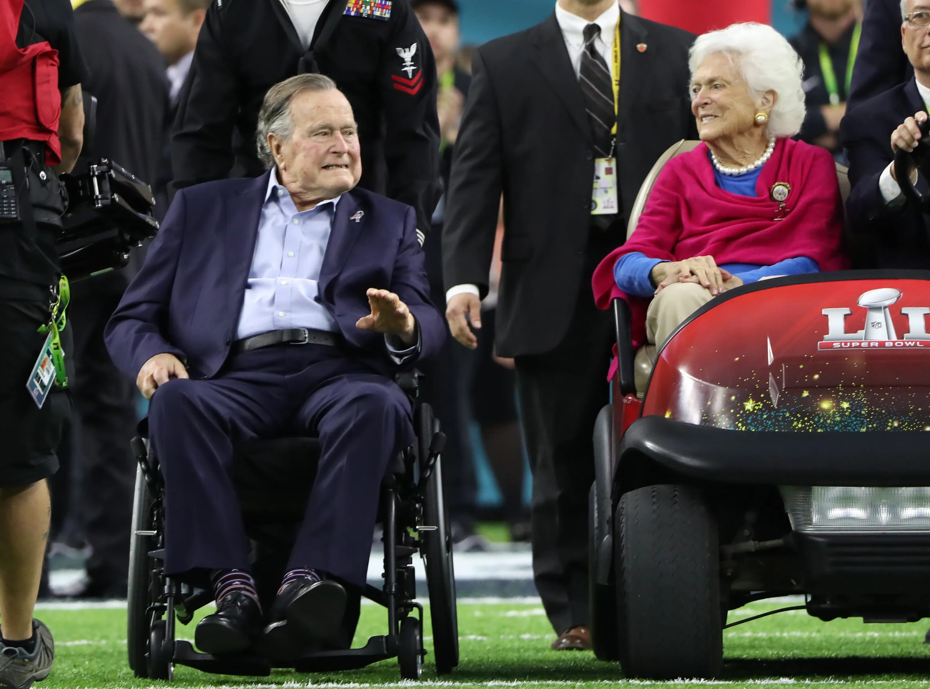 Джордж Буш старший с женой. Мать Джорджа Буша старшего. Джордж Буш старший памятники. Машина Джорджа Буша старшего.
