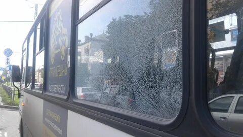 Разбитое окно в автобусе