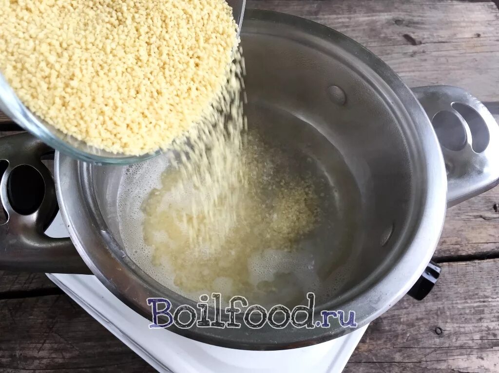 Как варить кускус в кастрюле рассыпчатый. Кус кус в кастрюле. кус кус вареный. кус кус заварить кипятком.