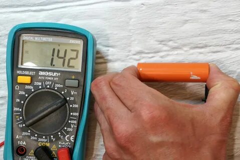 Проверка батареек с помощью мультиметра