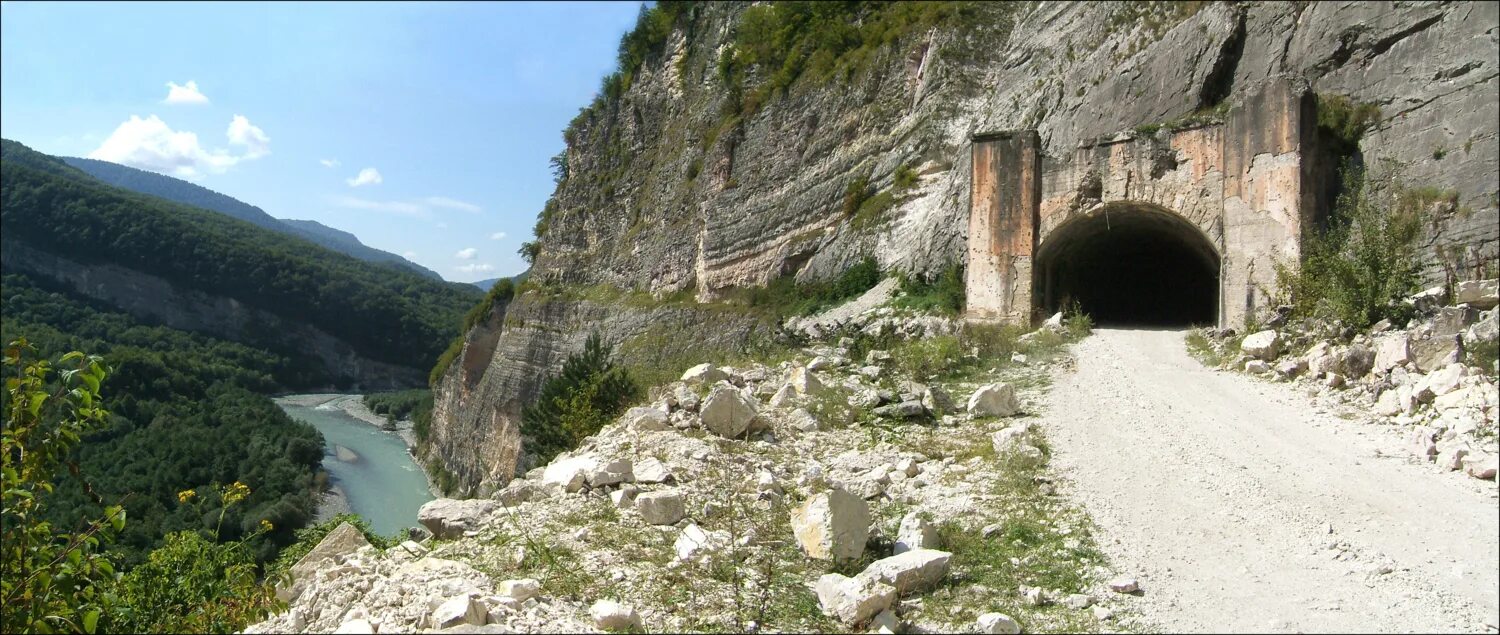 Военная дорога название. Военно Сухумская дорога в Абхазии. Тоннель Кодорское ущелье. Кодорское ущелье в Абхазии. Кодорское ущелье дорога.
