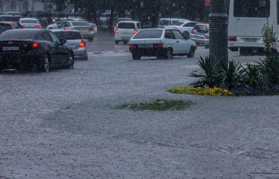 Липецк град вчера. Ливень в тюмени фото. Диверсантов в брянске дождь. Обрушивается ливень. 2023.