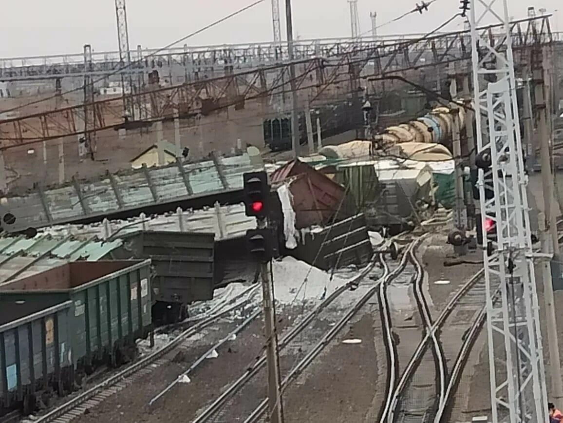 Поезда татарск сегодня. Сход вагонов на станции Татарская. Станция Татарская РЖД. Станция Татарская Новосибирская область вокзал. Сход 30 вагонов Новосибирск.