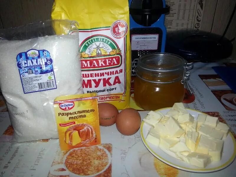 Мука яйца сахар. Мука и яйца. Мука масло сахар. Мука сахар сливочное масло яйца. Яйца вода мука сахар что приготовить