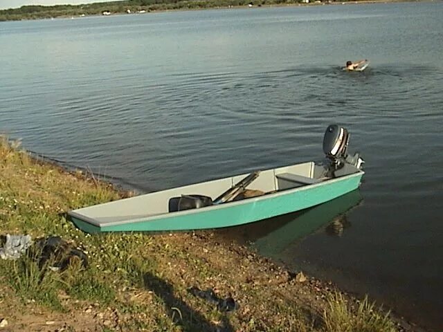Лодки красноярск край. Пластиковые лодки для мелководья. Деревянная лодка для мелководья. Пластиковые лодки для горных рек. Мотолодки для мелководья.
