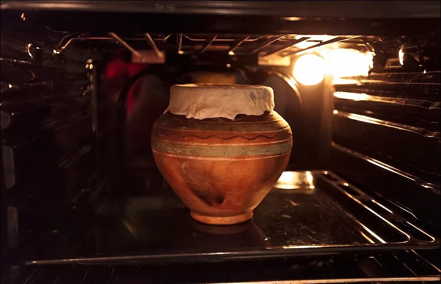 борщ в горшочке в духовке. горшочки в духовом шкафу. капустняк запорожский. горшочки стоят в духовке. горшочки в духовке электро.