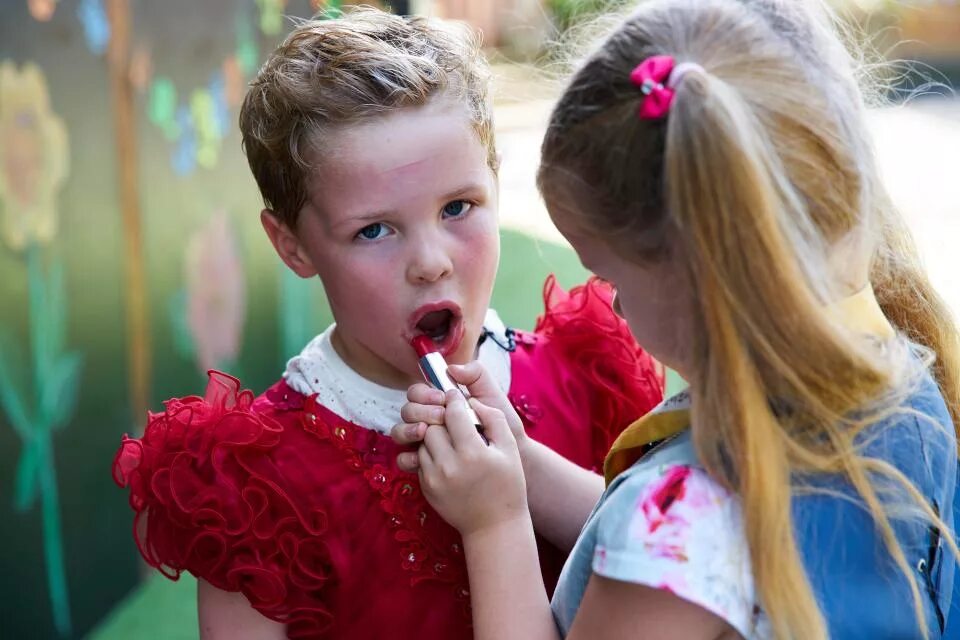 Маленькая девочка и мальчик. Маленькие накрашенные девочки. Маленькие девочки красятся. Накрашенные дети. Уколы маленьким детям.