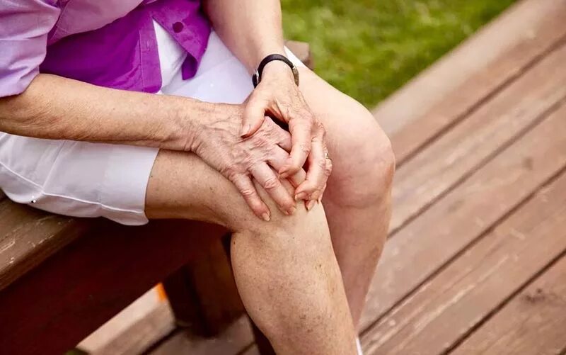 Лечение боли в коленях у пожилых людей. Отложение солей в суставах. Боль в суставах. Солевые отложения в суставах.