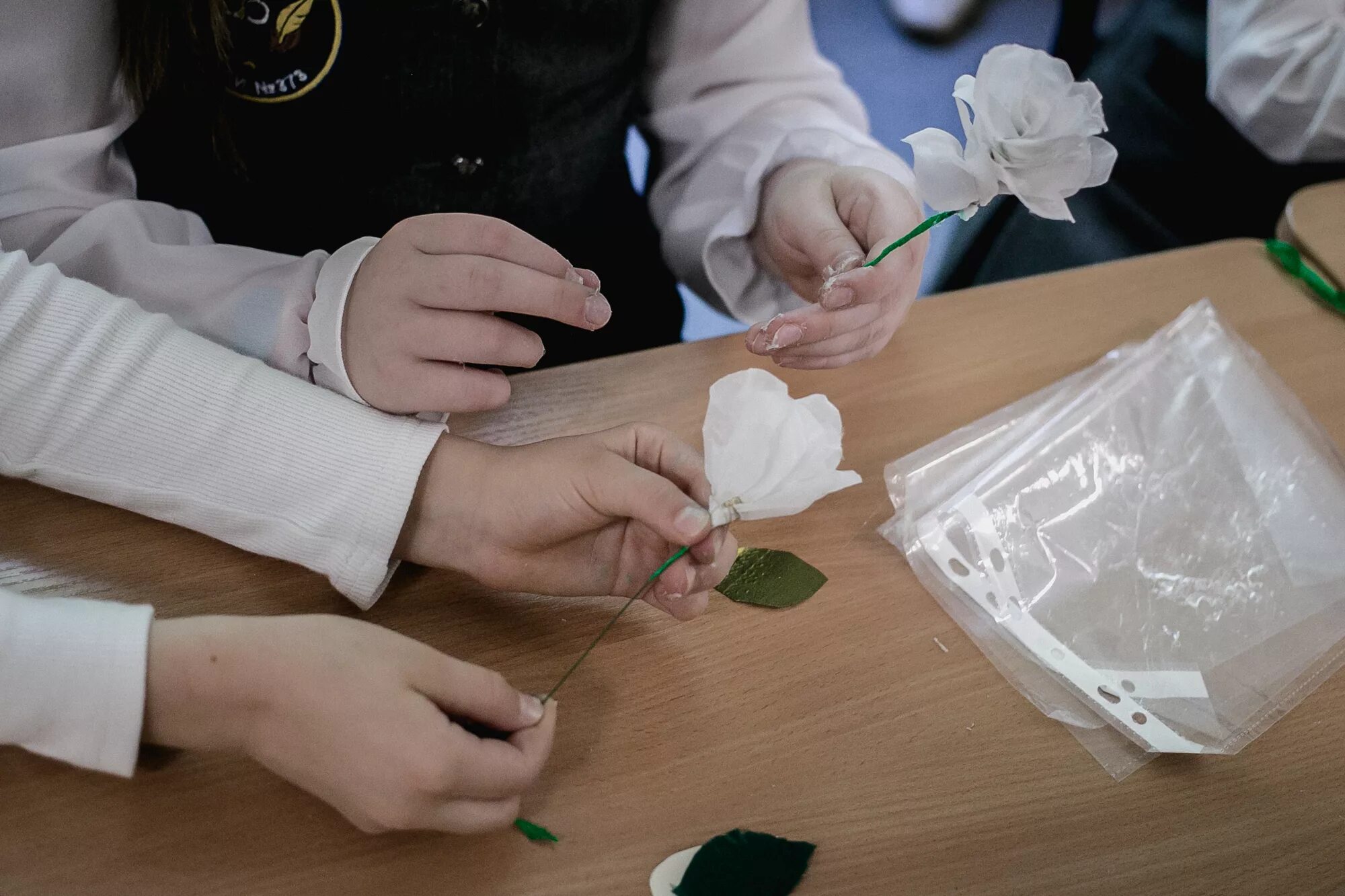 мастеклассы творческие. дети делают цветы. дети делают цветы. цветы из гофрированной бумаги. поделки из бумаги своими руками для детей.