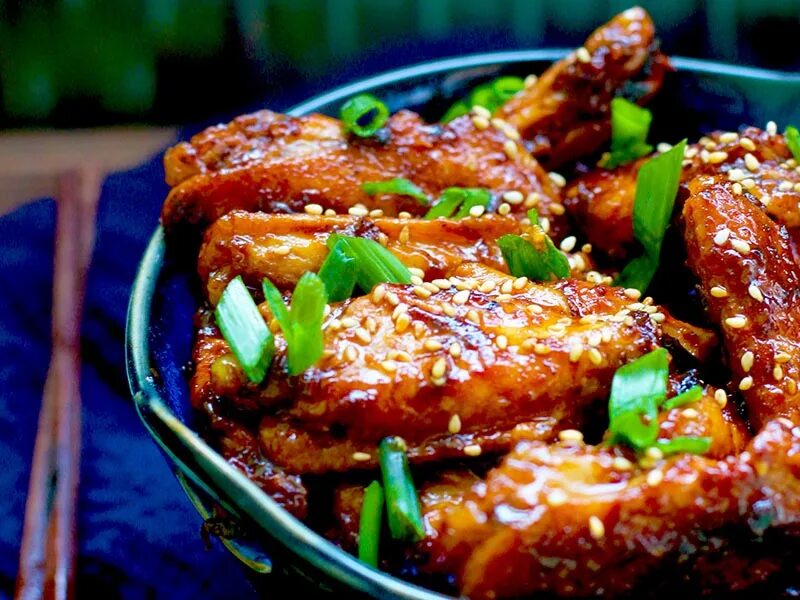 Бедра в томатном соусе. Крылышки в томатном соусе. Крылышки в томатно медовом соусе. Куриные крылышки в томатном соусе. Сырые куриные крылышки в меду.