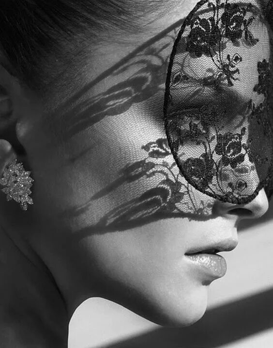 Шикарная женщина. Блондинка в свадебном платье. Шикарные платья. Девушки в кружевах. Женщина с повязкой на глазах.