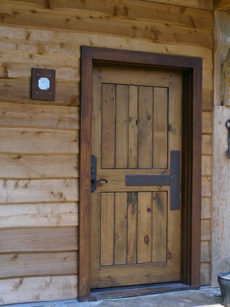 Купить дверь деревянную входную в дом. Дверь входная деревянная. Двери наружные деревянные. Деревянная уличная дверь. Деревянная входная дверь в частный дом.