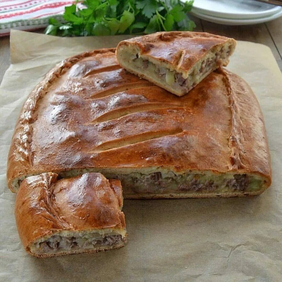 Сочные пироги с мясом. Пирог с мясом. пирог с мясом и картошкой. пироги сочные и сытные. 100 грамм пирога.