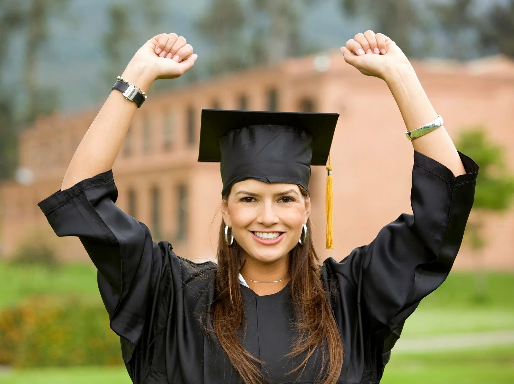 Graduating student is. Шапочка студента. Магистратура девушки. Девушка с дипломом. Выпускник вуза.