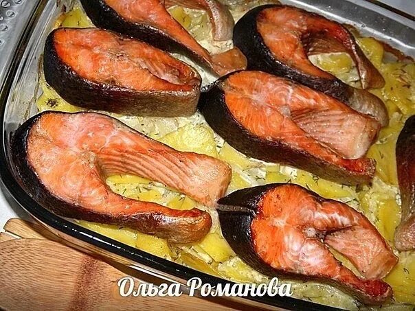 Запеченная форель стейки с картошкой. Семга запеченная с картофелем. Форель запечённая в духовке с картофелем. Форель в духовке с картошкой. Рыба семга в духовке с картошкой.