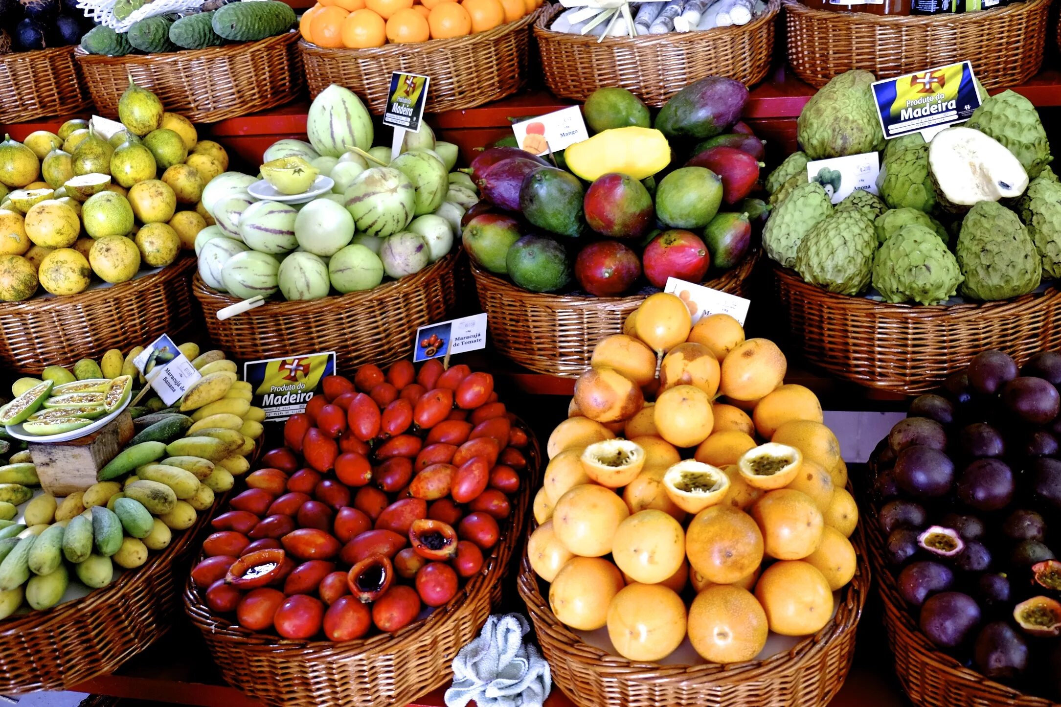 Какие фрукты едят в пост. Фрукты Мадейры. Мадейра фруктовый рынок. Овощи и фрукты. Экзотические фрукты Мадейры.