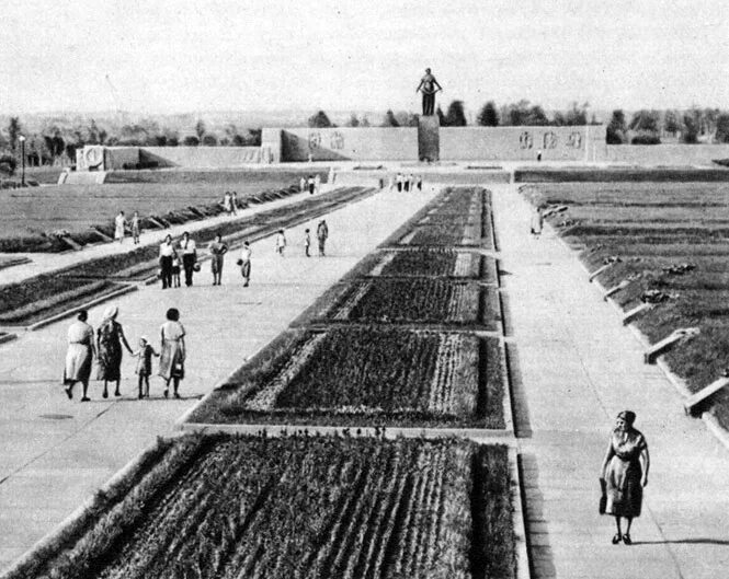 Фото пискаревского кладбища в блокадном ленинграде. Фото пискаревского кладбища в блокадном ленинграде. Фото пискаревского кладбища в блокадном ленинграде. Пискарёвское кладбище в ленинграде. Блокадный ленинград пискаревское кладбище.