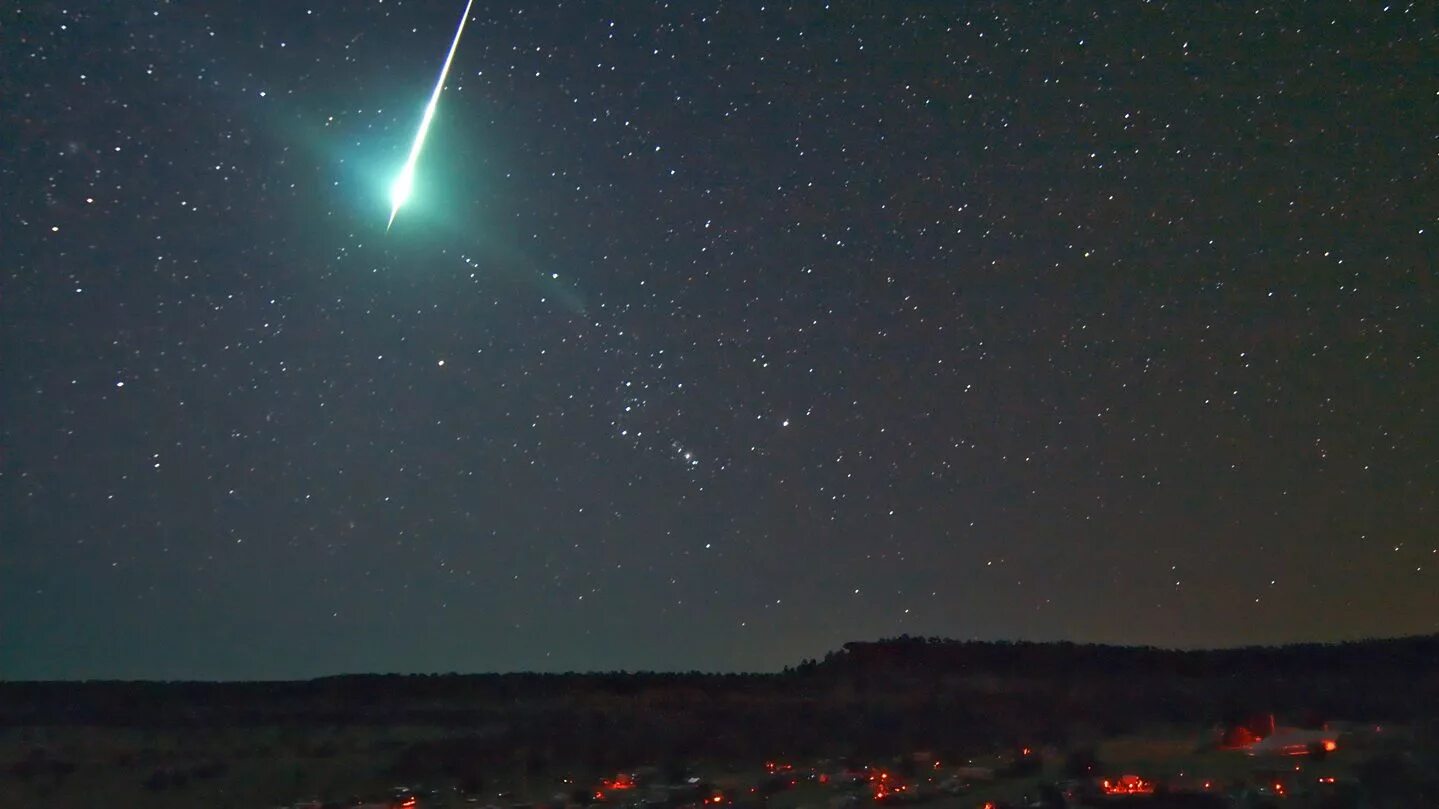 Метеор метеорит метеороид. Тунгусский метеорит комета. Комета апофис. Летящий метеорит. Тунгусский метеорит картина.