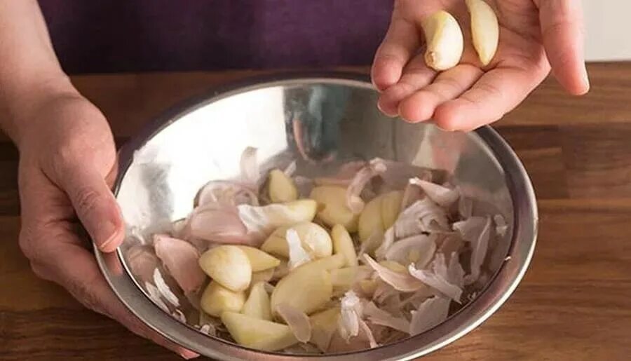 чистка для чеснока силиконовая. чистка для чеснока силиконовая. чеснок очищенный. чистка чесноком. очищение сосудов чесноком.