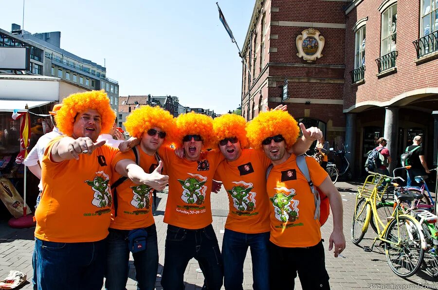 Queens day перевод. Оранжевая революция. Оранжевый день в школе идеи одежды. Оранжевая революция на Украине 2004. Жители оранжевая.