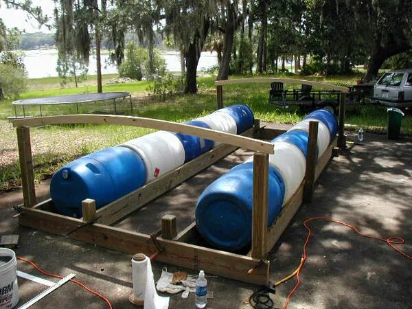 Катамаран из бочек 200л. Плот из 200 литровых бочек. Плот из бочек 200 литров. Понтон из бочек. Плот на бочках 200.