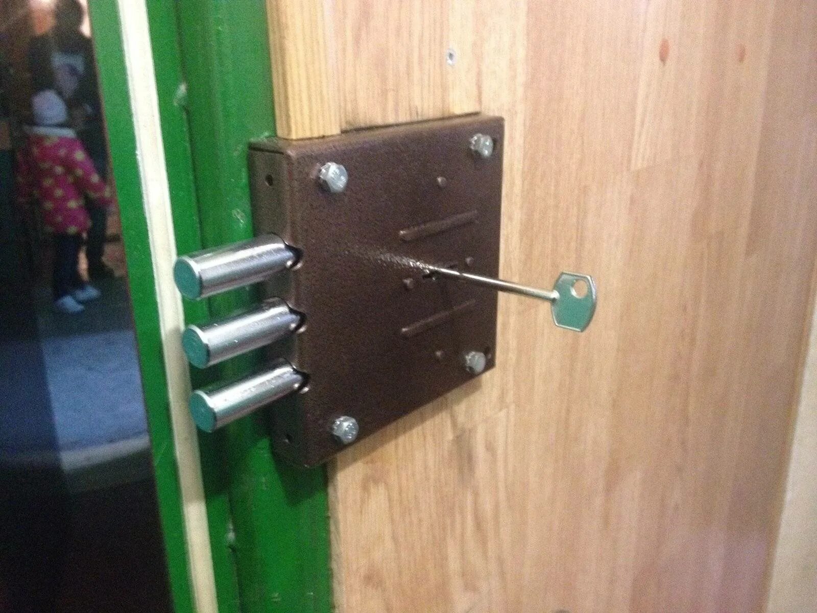 Вставить замок в входную. Master lock сувальдный. вкладной сувальдный замок. замок керберос. дверной замок цербер.