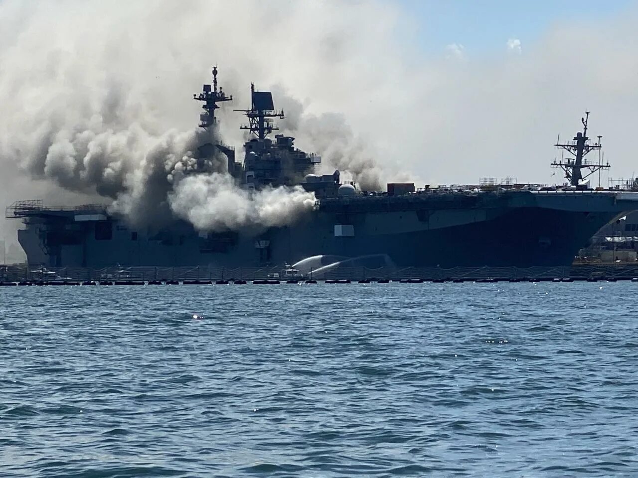 Судно в сша врезалось. Пожар на корабле вмс сша bonhomme richard. десантного корабля uss bonhomme richard. удк uss bonhomme richard.