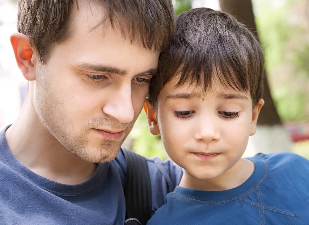 Опекунство над ребенком. Семейное фото отец и сын. Совладельцем детей. Custody of the children. Опекун мальчика