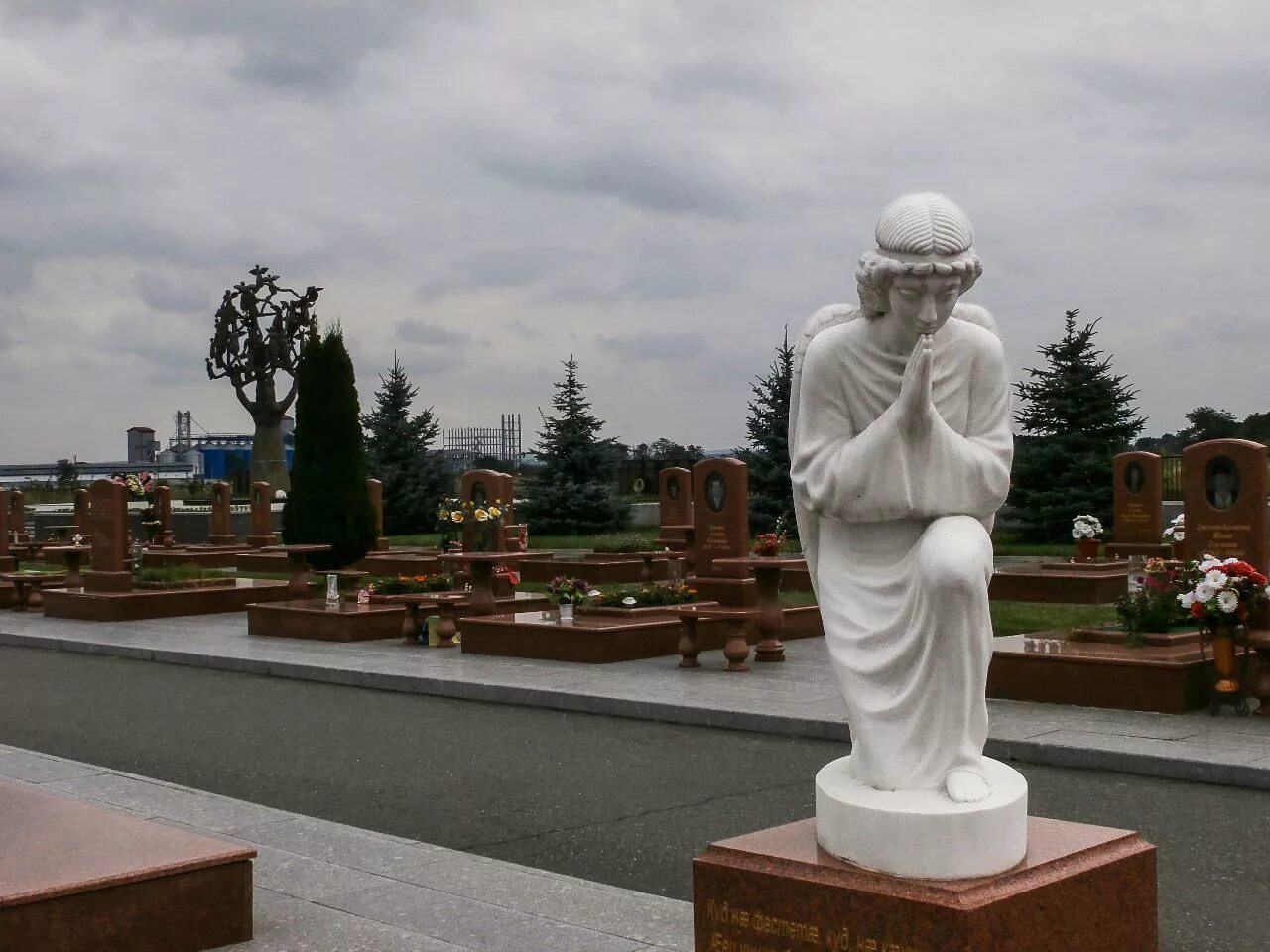 Северная осетия город ангелов. Ангелы беслана. Город ангелов беслан 2004. В беслане. Город ангелов мемориальное кладбище в беслане.