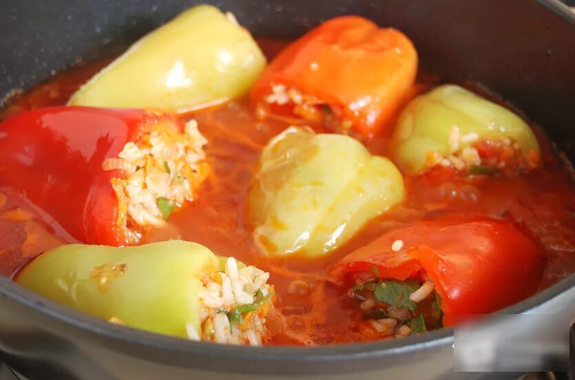 Болгарский перец в кастрюле. Тушеный болгарский перец. Кастрюля болгарский перец. Голубцы перец фаршированный. Перец фаршированный тушеный.