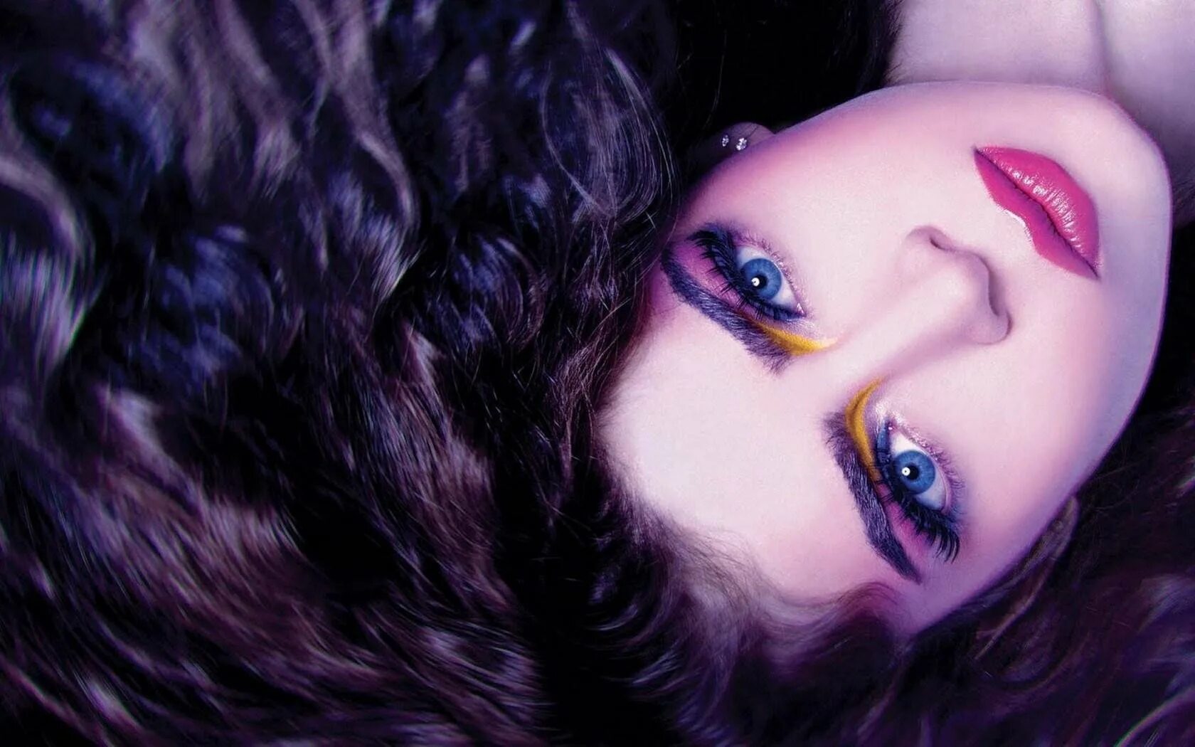 Девочка с фиолетовыми глазами. Девушка с фиалковыми глазами. Сиреневые глаза. Девушка с фиолетовыми глазами. Девушка с фиолетовыми глазами.