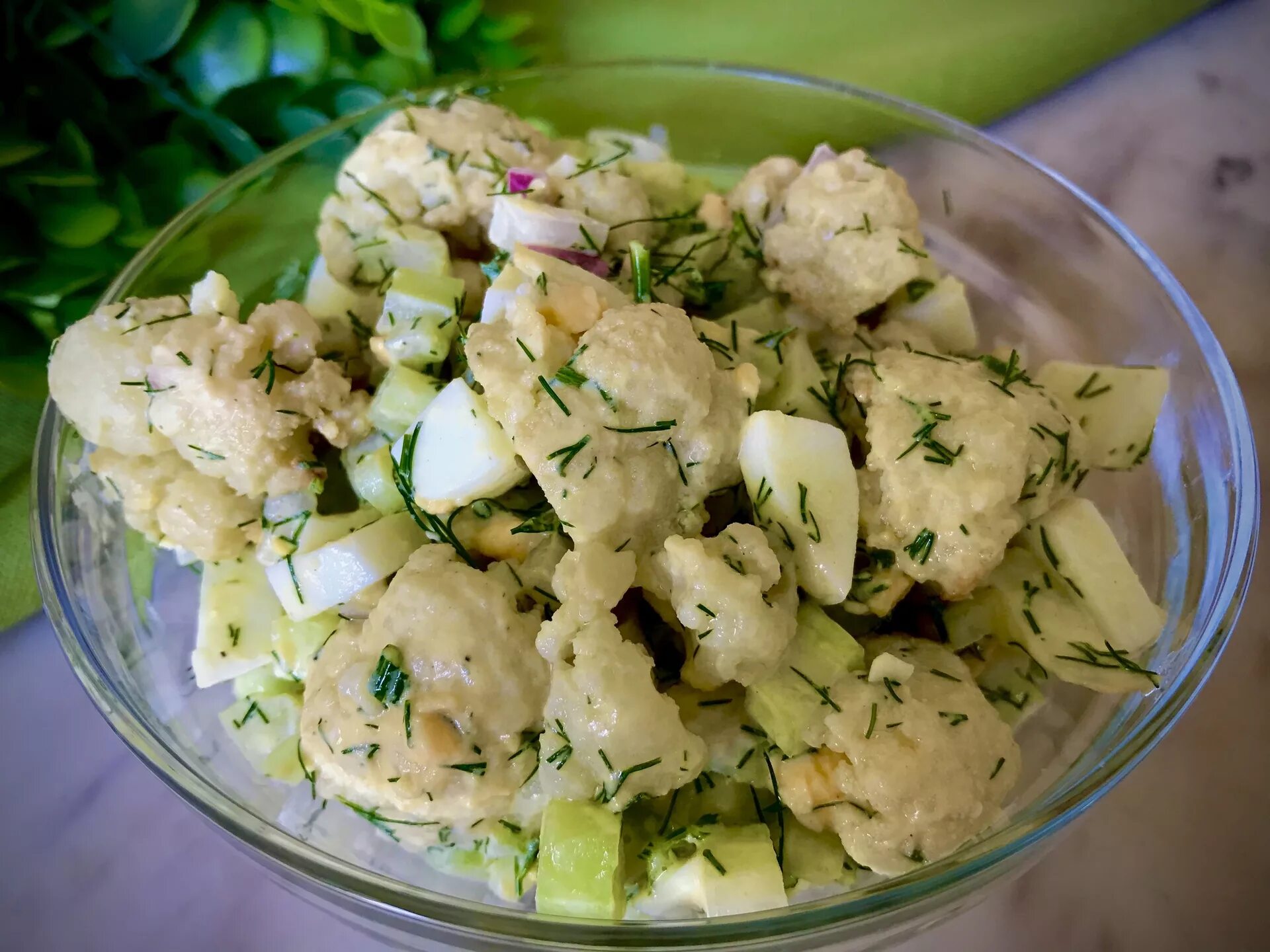 Салат с цветной капустой. Салат с цветной капустой и яйцом. Салат с отварной цветной капустой. Салат из цветной капусты с яйцом.