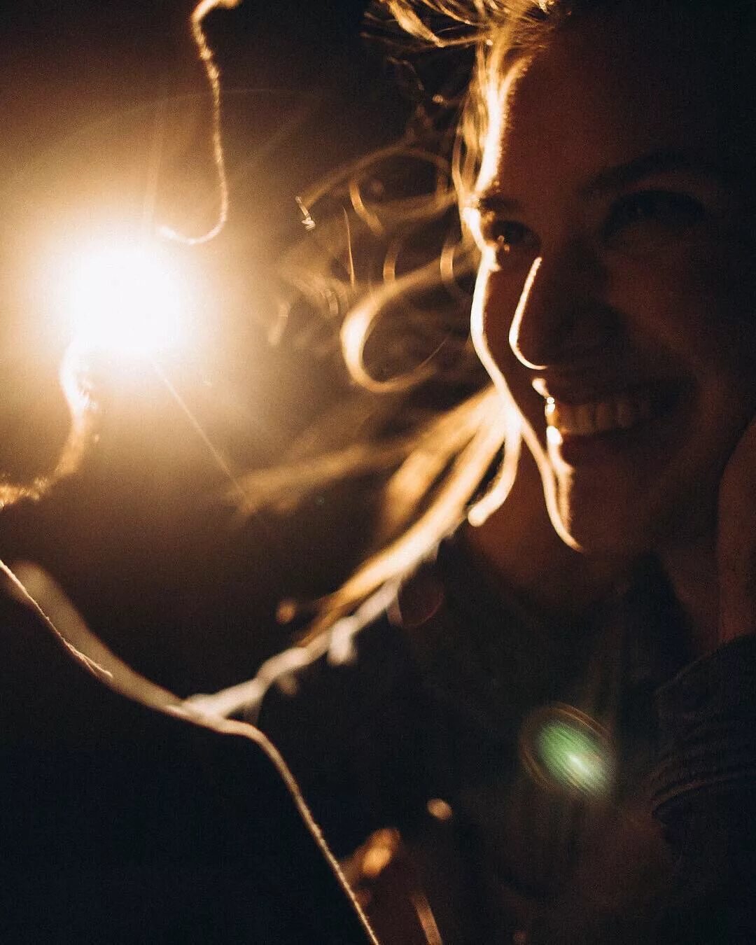 Счастливая девушка. Излучающие свет. Человек излучающий свет. Солнце радость. Гармония и счастье.