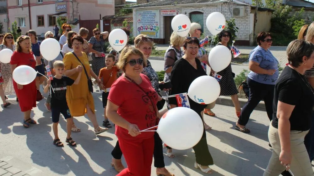 Погода на 10 дней в белогорске амурской. День города Белогорск. Шествие на день города. Шествие трудовых коллективов. День города Белогорск 2023.