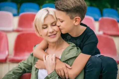 Учила сына целоваться