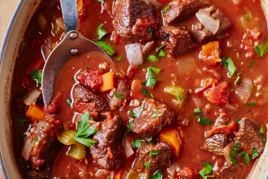 Соус с овощами и мясом. Мясо с овощами. тушеное мясо. баранина тушеная. мясное рагу.