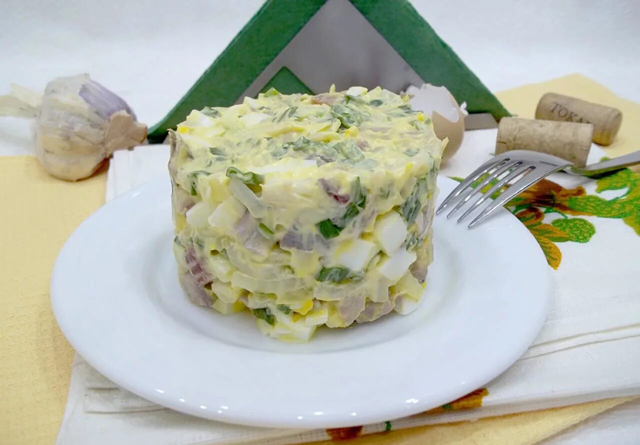 Немецкий салат с селедкой. Салат с селедкой. салат картофельный с сельдью. салат селедка с картошкой. салат с соленой селедкой и картошкой.