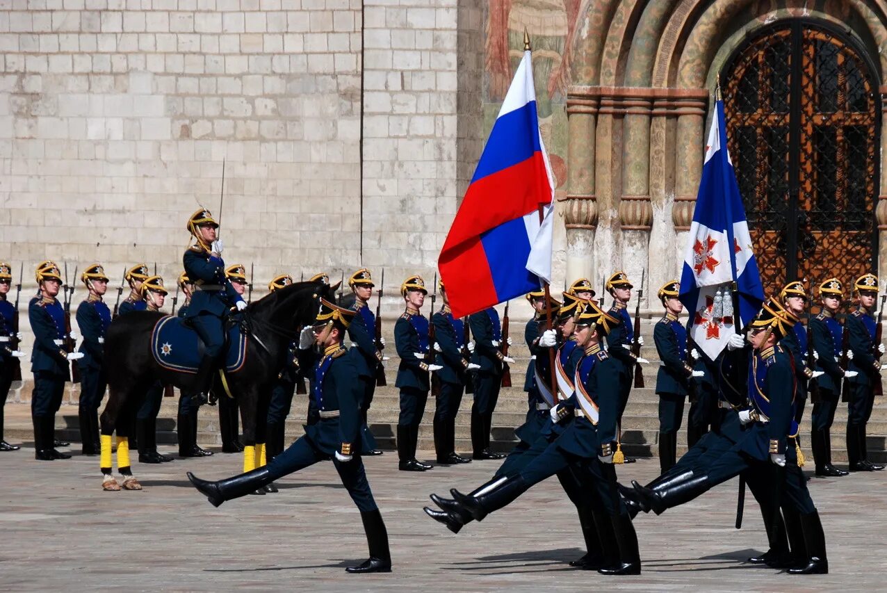 Президентский день в россии. ФСО президентский полк. Президентский полк Кремлевский полк. День президентского полка комендатуры Московского Кремля. Штандарт президентский полк.