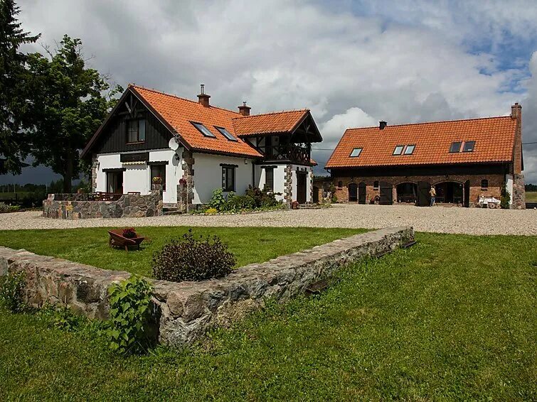 Архипелаг проекты домов польша. Бичицы польша. Дом чэртош. Красивые дома в польше. Домик в польше 2 красных.