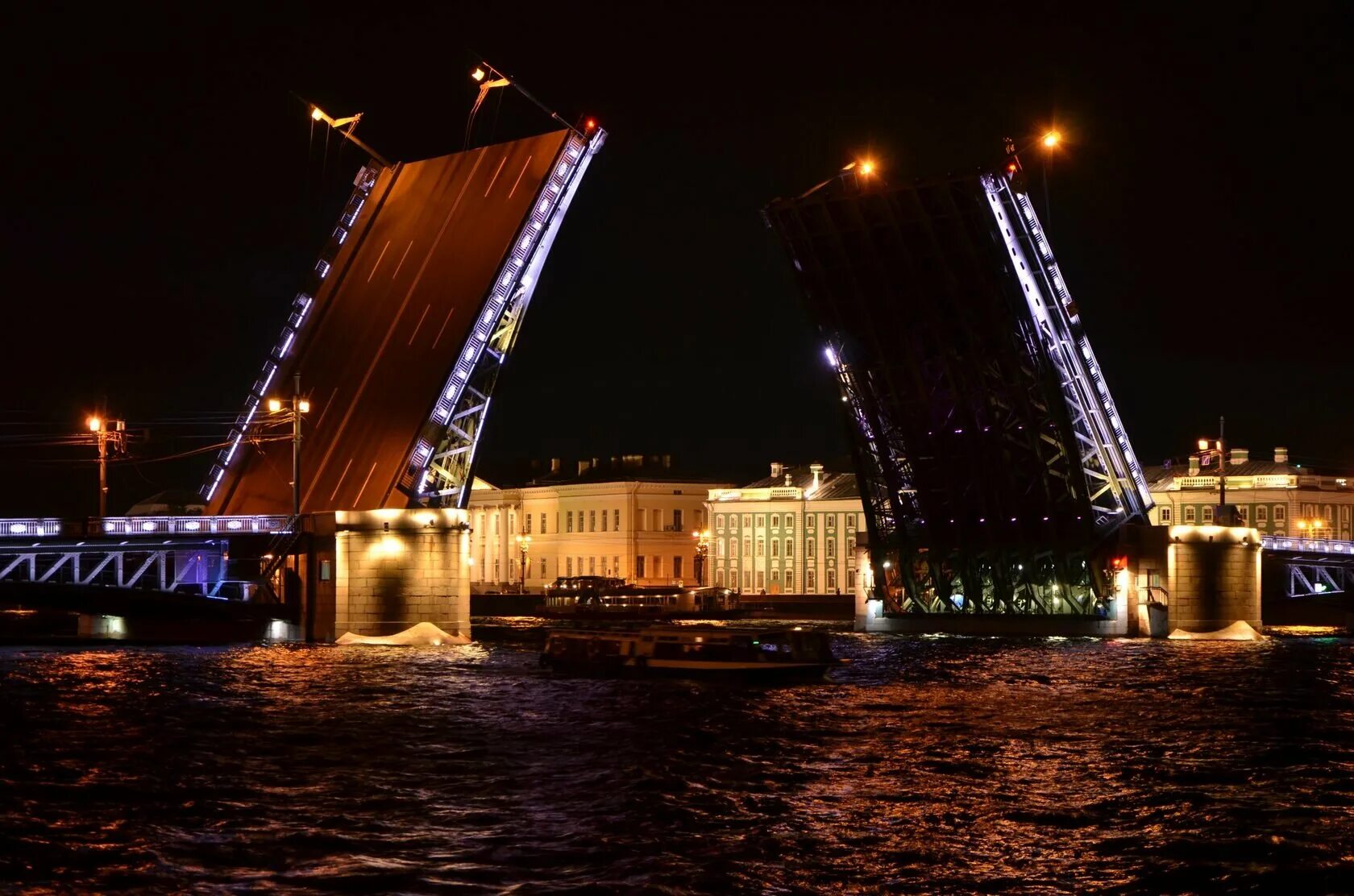 Разводной мост в Питере. Дворцовый мост в Санкт-Петербурге. Разводной мост Дворцовый в Питере. Петергоф разводные мосты.