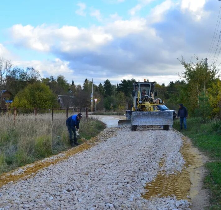 Село щебень. Грейдирование грунтовой дороги. Грейдирование дорог Красноармейское сельское поселение. Грейдирование и отсыпка щебнем. Грейдирование деревенской дороги.