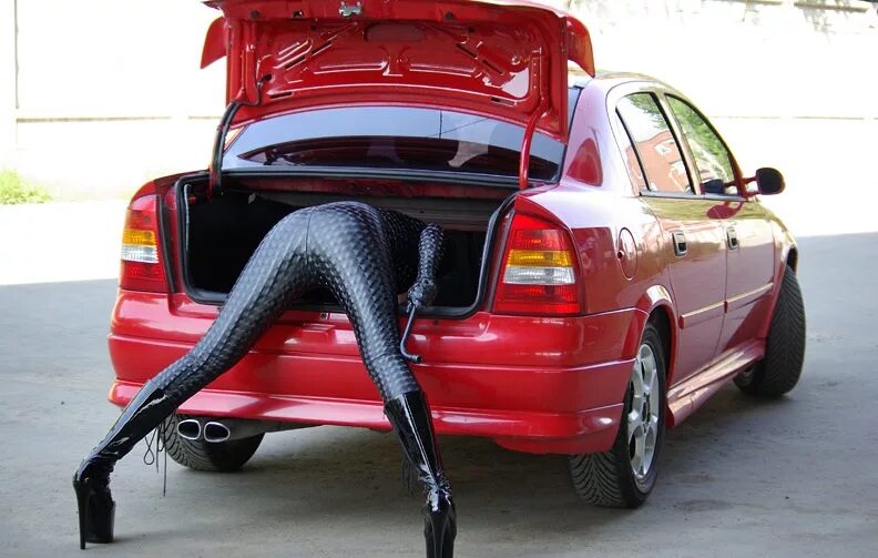 Жена слаба на передок. Приколы про слабых на передок. Девушка слабая на передок. Девушки и авто. Девушка слаба на передок.