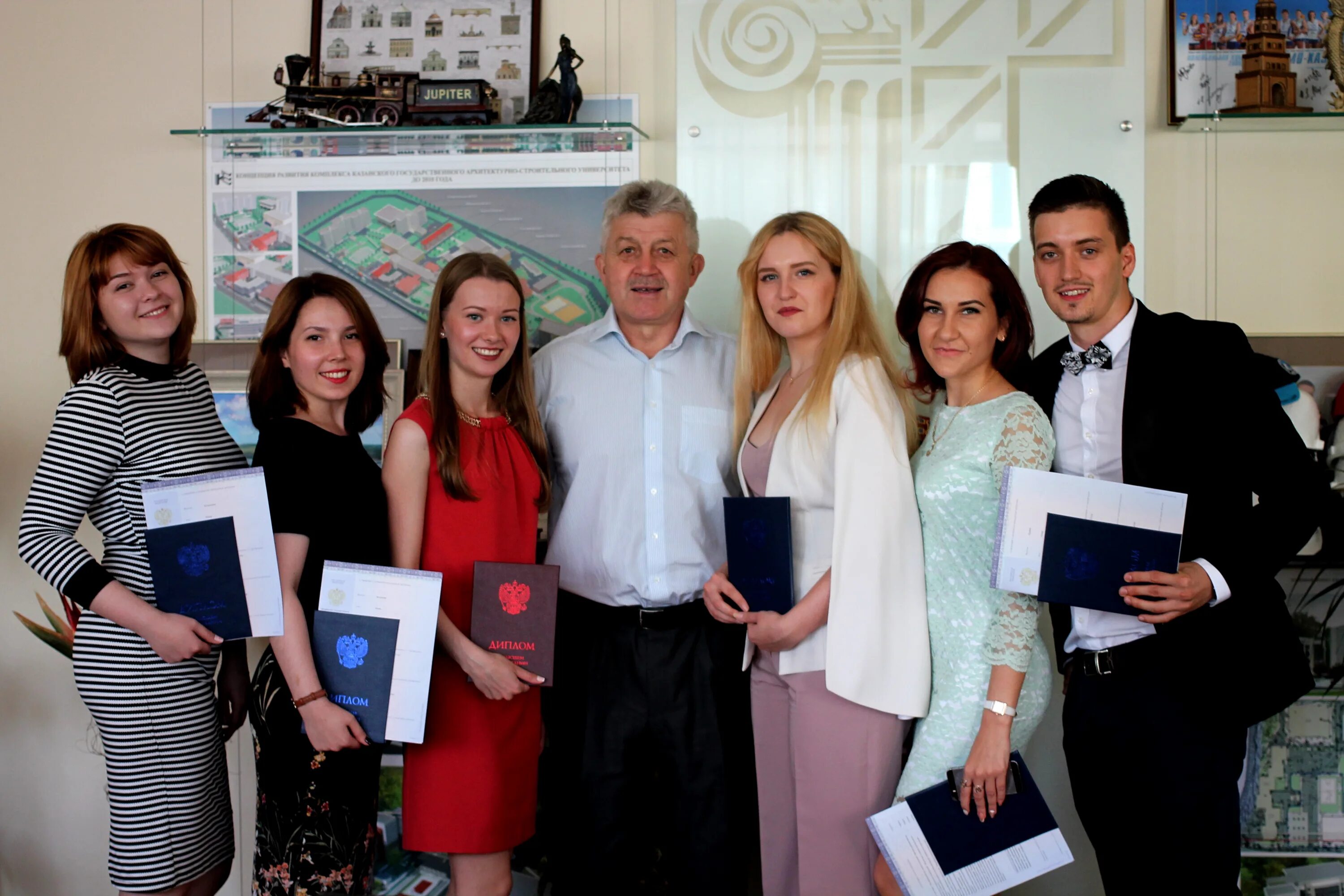 Молодые аспиранты. Аспиранты выпускники. Иванцов кгасу. Аспирантура экономика и управление народным хозяйством. Аспирантура сколько.