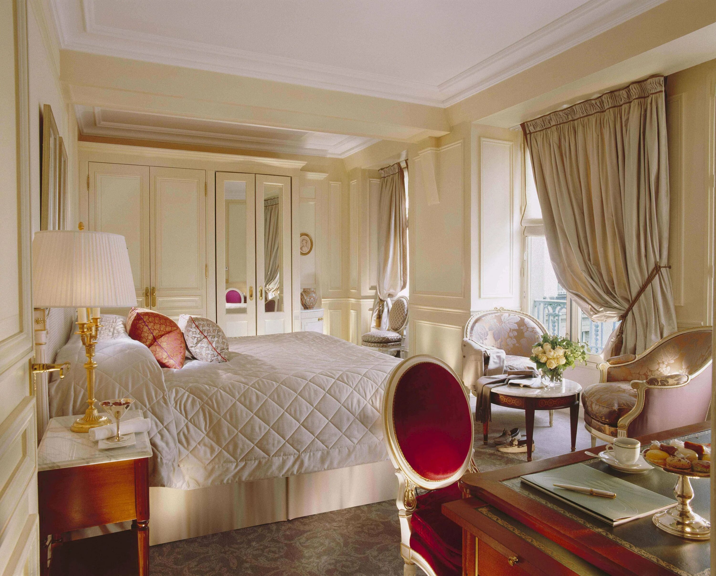 Hotel bedroom. Отель le Meurice в Париже номера. Роскошный интерьер. Красивый интерьер. Красивая комната.